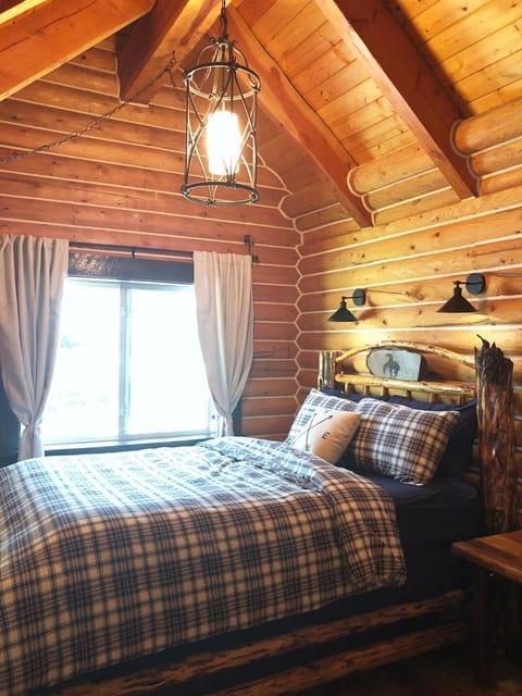 20 mins to YNP-Cabin-Pet friendly Cabin in Island Park