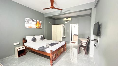 TV and multimedia, Photo of the whole room, Bedroom, towels, wardrobe, air conditioner