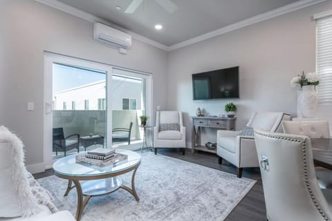 Communal lounge/ TV room, TV and multimedia, Living room, fireplace, air conditioner