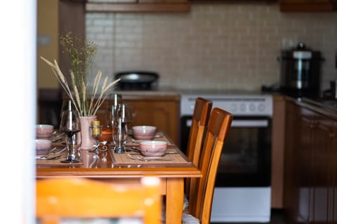 Kitchen or kitchenette, Dining area, minibar