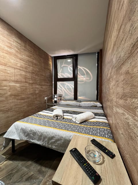 Bed, TV and multimedia, View (from property/room), furniture, towels