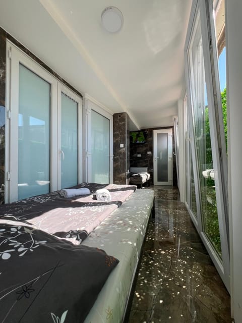 Bed, TV and multimedia, View (from property/room), Photo of the whole room, furniture, towels