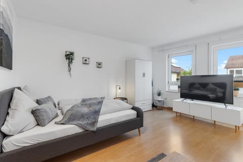 Bed, TV and multimedia, Living room, Photo of the whole room, Seating area, Evening entertainment, Bedroom
