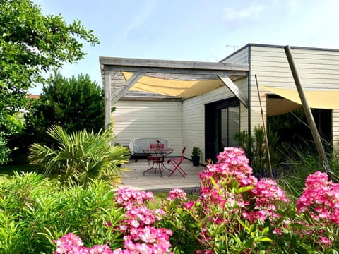 Patio, Spring, Natural landscape, Garden, Dining area, Cycling, Garden view, Location, pet friendly, sunbed
