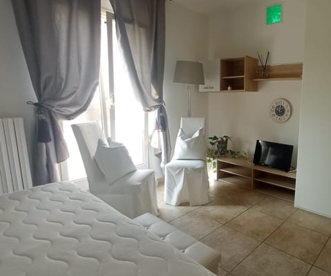TV and multimedia, Seating area, Bedroom