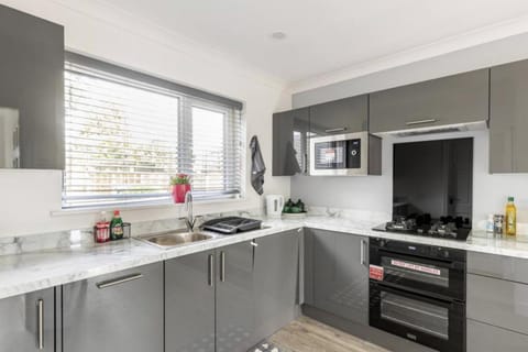 3 Bed House - Sleeps 5 - Parking - Garden - Wifi House in Blackburn