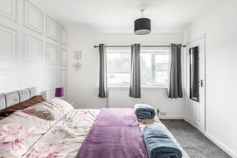 3 Bed House - Sleeps 5 - Parking - Garden - Wifi House in Blackburn