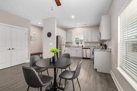 Kitchen or kitchenette, Seating area, Dining area, dishwasher, minibar, pet friendly, stove