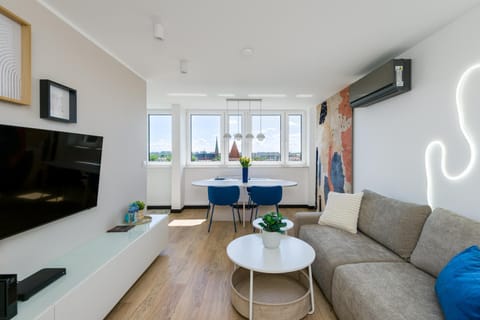 TV and multimedia, Living room, Seating area, Dining area, Evening entertainment, air conditioner