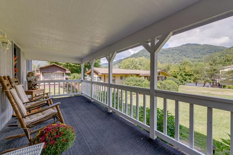 5 Mi to Cataloochee Ski Area! Family Home with Views House in Maggie Valley