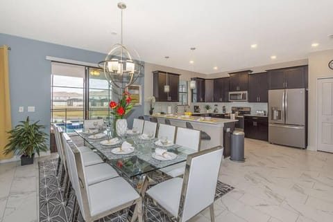 Kitchen or kitchenette, Dining area, dishwasher, minibar, pet friendly, stove