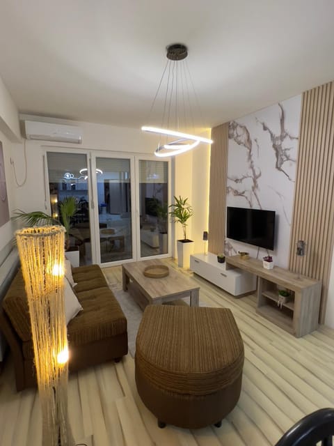 Communal lounge/ TV room, TV and multimedia, Living room, Seating area, Evening entertainment