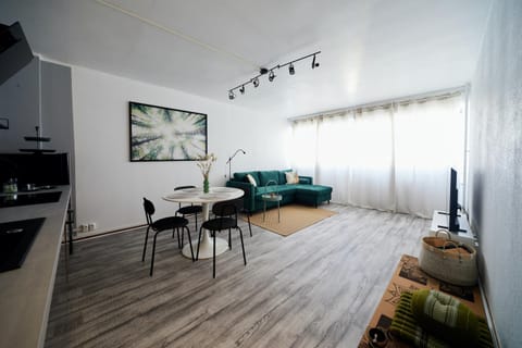 TV and multimedia, Kitchen or kitchenette, Living room