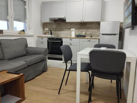 Property building, TV and multimedia, Kitchen or kitchenette, Living room, Seating area, Dining area, oven, pet friendly, stove