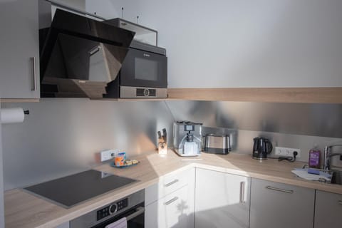 Coffee/tea facilities, Kitchen or kitchenette, dishwasher, stove, toaster