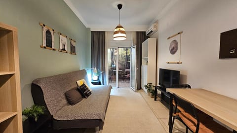 TV and multimedia, Living room, Seating area, Evening entertainment