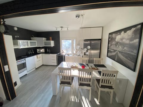 Kitchen or kitchenette, Dining area, minibar, pet friendly, stove