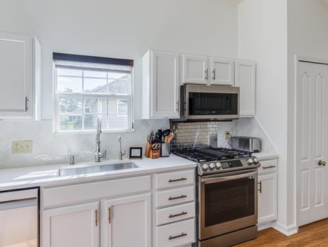 Coffee/tea facilities, Kitchen or kitchenette, dishwasher, minibar, pet friendly, stove, toaster