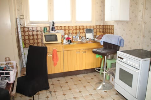 Kitchen or kitchenette, oven