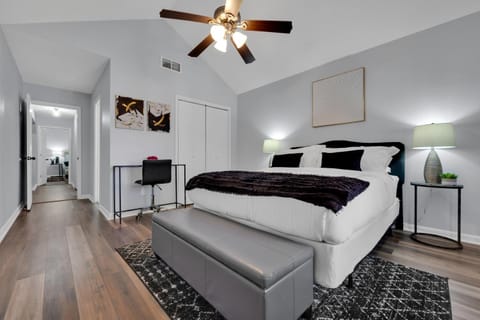 Plush Two Bedroom Retreat. A Home Away From Home! House in Riverdale