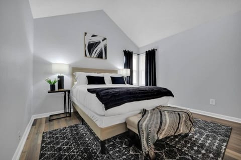 Plush Two Bedroom Retreat. A Home Away From Home! House in Riverdale