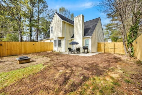 Plush Two Bedroom Retreat. A Home Away From Home! House in Riverdale