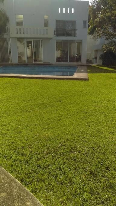 Villa Colibri Casa Vacacional alberca asador jardín 15 huéspedes House in Jiutepec