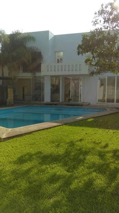 Villa Colibri Casa Vacacional alberca asador jardín 15 huéspedes House in Jiutepec