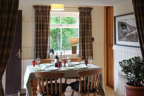 Food and drinks, Seating area, Dining area