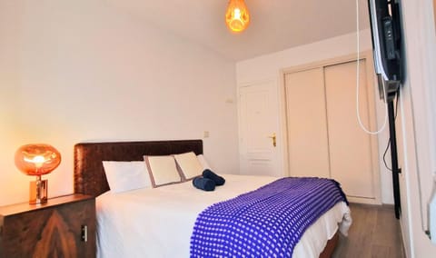 Bed, Photo of the whole room, Bedroom, wardrobe