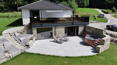 Property building, Garden, Balcony/Terrace