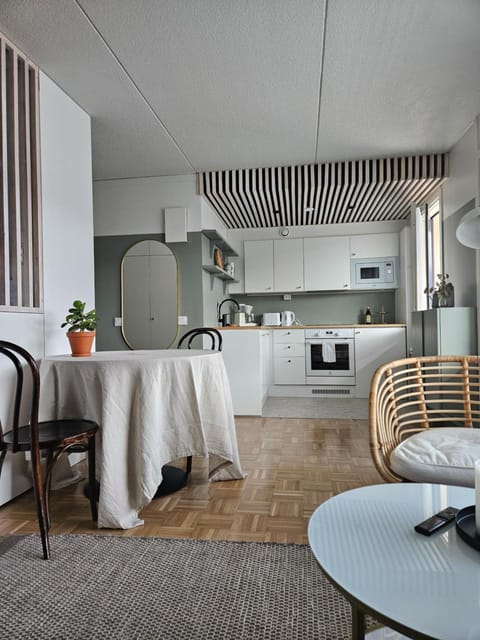 Kitchen or kitchenette, Living room, Seating area, Dining area