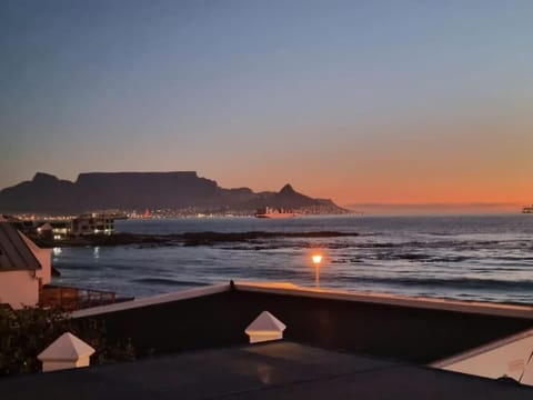 Cape Town, Sea Point, Beautiful 2 Bedroom Apartment @Tucked Away Apartment in Sea Point