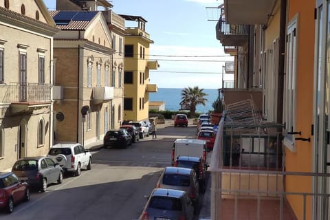 Sea view, Street view