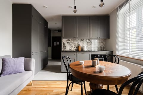 Kitchen or kitchenette, Living room, Seating area, Dining area