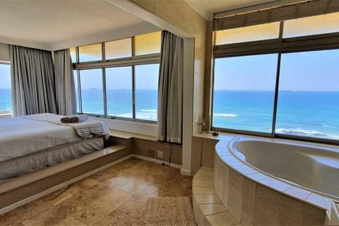Bed, Bathroom, Photo of the whole room, Bedroom, Sea view, Bath, towels