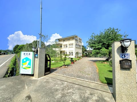 Neighbourhood, Street view