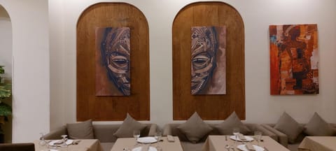Restaurant/places to eat, Living room, Decorative detail, Seating area