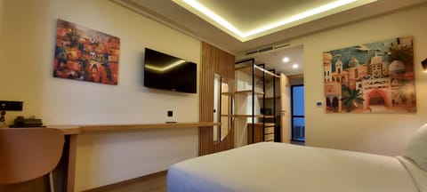 Communal lounge/ TV room, Bed, TV and multimedia, Photo of the whole room, Evening entertainment, Bedroom, hair dresser