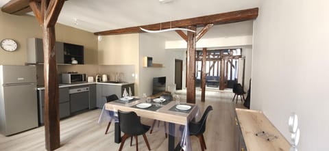 TV and multimedia, Coffee/tea facilities, Kitchen or kitchenette, Living room, Seating area, Dining area, dishwasher, minibar, pet friendly, stove, toaster