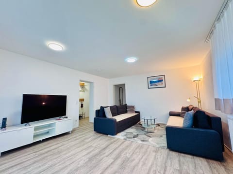 Communal lounge/ TV room, TV and multimedia, Living room