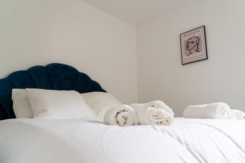 Bed, Bedroom, towels