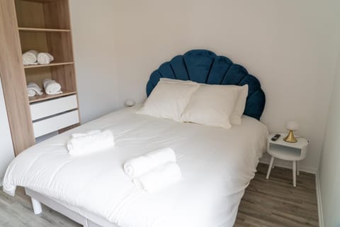 Bed, Bedroom, towels