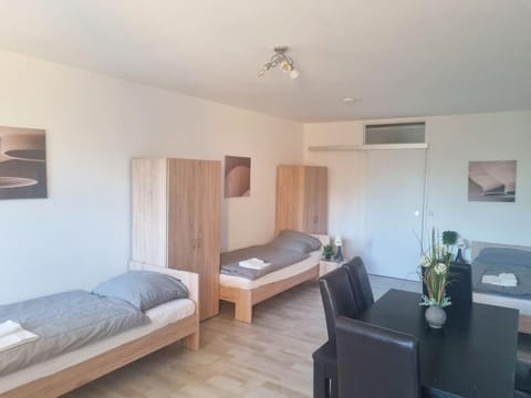 Bed, TV and multimedia, Photo of the whole room, Bedroom, towels