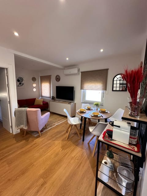 Communal lounge/ TV room, TV and multimedia, Living room, Seating area, Dining area