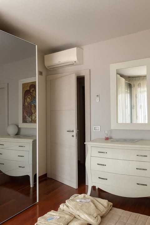 Bedroom, air conditioner