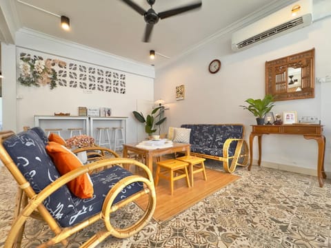 Living room, Seating area, fireplace, air conditioner