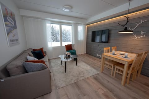 TV and multimedia, Living room, Seating area, Dining area