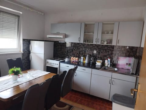 Coffee/tea facilities, Kitchen or kitchenette, oven, stove