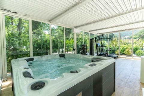 Hot Tub, Fitness centre/facilities